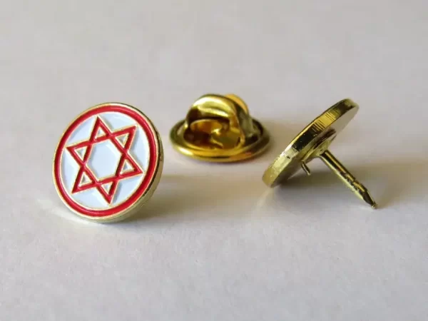 סיכות דש מוזהבות בעיצוב מגן דוד אדום ולבן מזוויות שונות