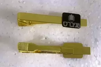 סיכת עניבה יוניברס
